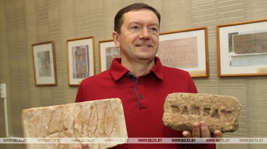 ФОТОФАКТ: Лидчанин Алексей Чистяков создал коллекцию кирпичей