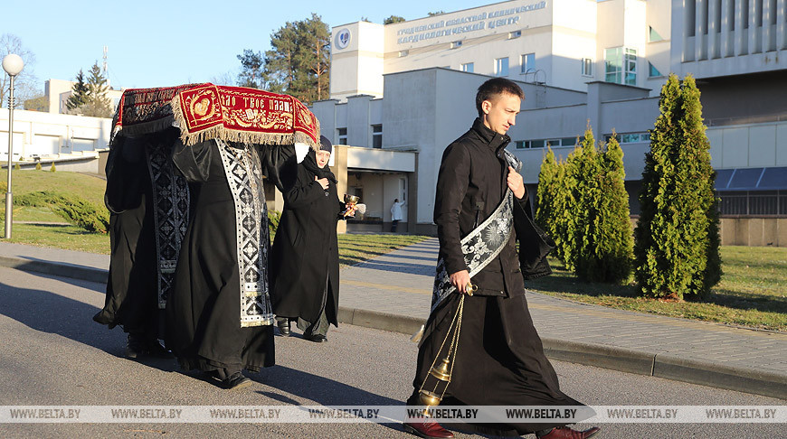 ФОТОРЕПОРТАЖ: Вокруг Гродно прошел автомобильный Крестный ход со святой Плащаницей