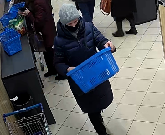 В Гродно женщина в магазине  забрала чужой телефон. Теперь ее разыскивает милиция