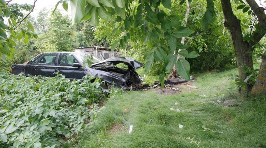 Пьяный водитель насмерть сбил пенсионера во дворе дома в Свислочском районе