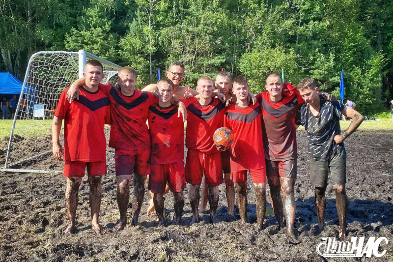 Волковычане взяли "бронзу" в чемпионате Гродненской области по болотному футболу