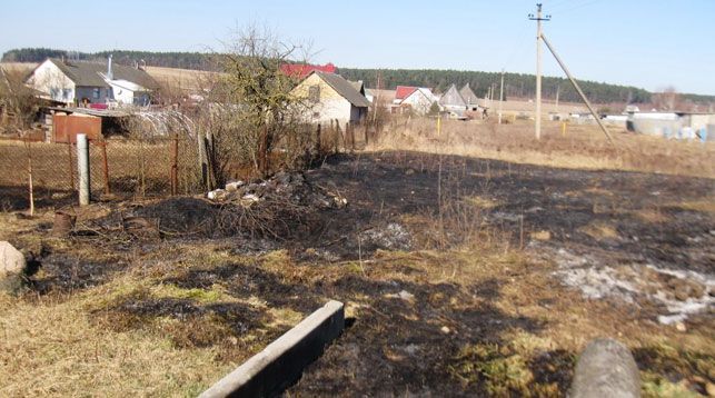 В Волковысском районе на месте пала сухой травы обнаружен погибший мужчина