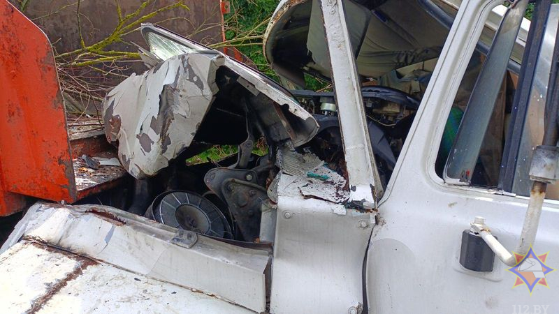Два грузовика столкнулись в Лидском районе – водитель одного из них оказался заблокирован в салоне