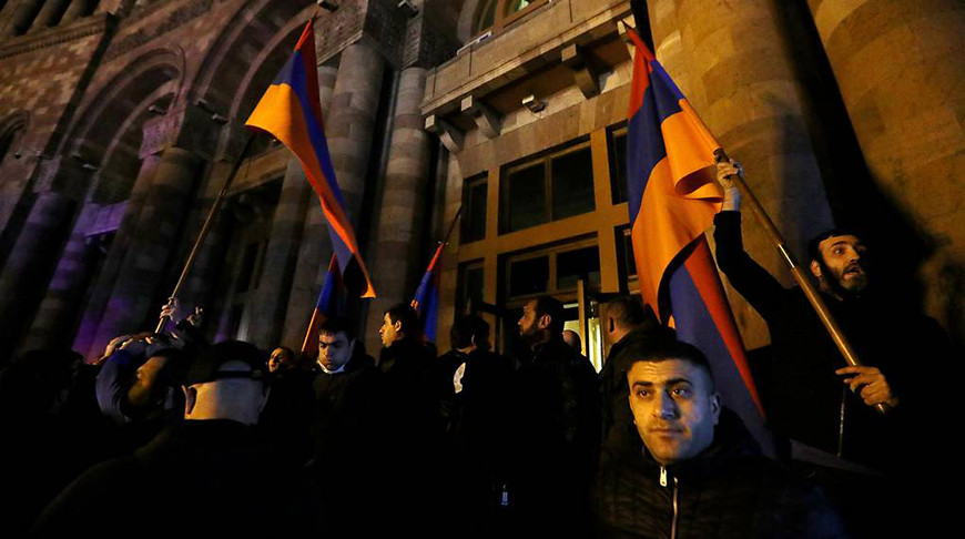 В Ереване протестующие ворвались в здание парламента
