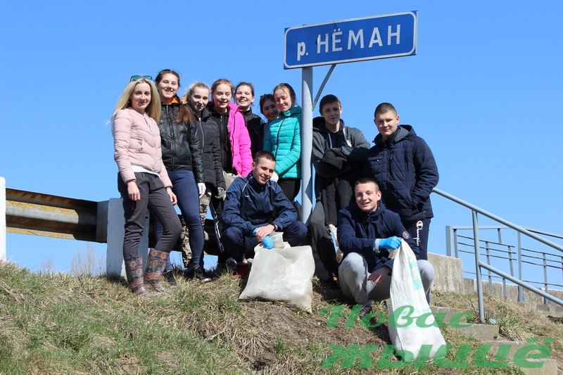 Молодежь Новогрудчины в рамках экологической акции «Малым рекам – большая забота» навела порядок на берегу реки Неман