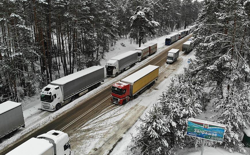 Рождество – в очереди. На всех направлениях следования в ЕС в пограничных пунктах пропуска фиксируется скопление транспорта
