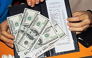 В США мужчина оставил официанту $11 тыс. чаевых