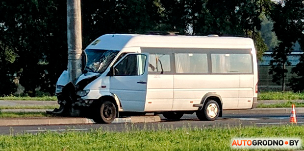 В Гродно на проспекте Лебедева маршрутка "обняла" столб 