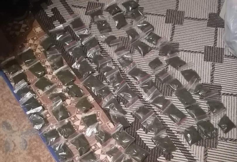 В Гродно мужчину задержали за хранение наркотиков, а в общежитии нашли еще 2 килограмма насвая