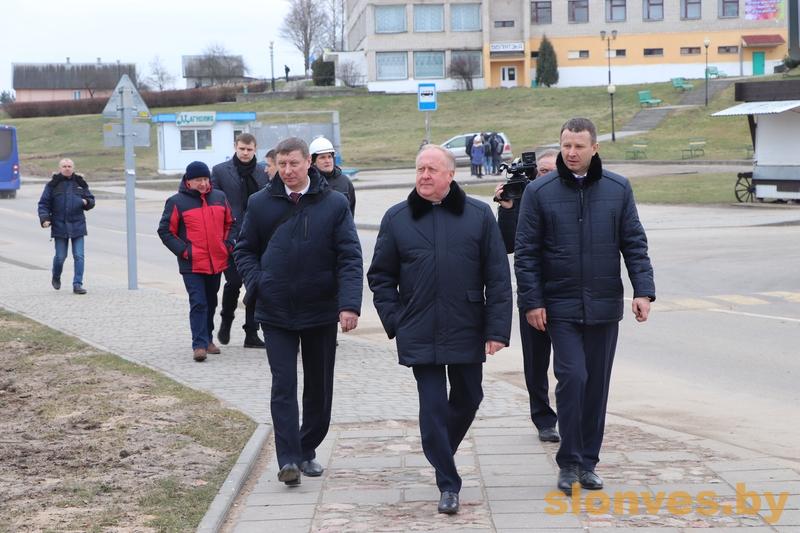 Распределение молодых специалистов и открытый диалог. Председатель Постоянной комиссии Совета Республики Национального собрания Республики Беларусь по образованию, науке, культуре и социальному развитию Виктор Лискович посетил Слонимский район