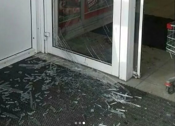 В Гродно мужчина разбил стекло двери на заправке, когда его отказались пустить внутрь