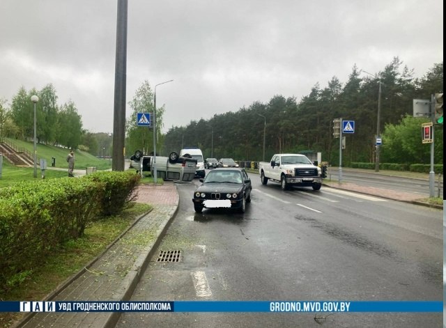Автомобиль перевернулся, пострадавших нет. В Гродно произошло ДТП
