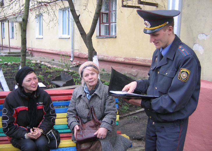 Отчет держит участковый инспектор. Сотрудники Октябрьского РОВД Гродно встретятся с населением