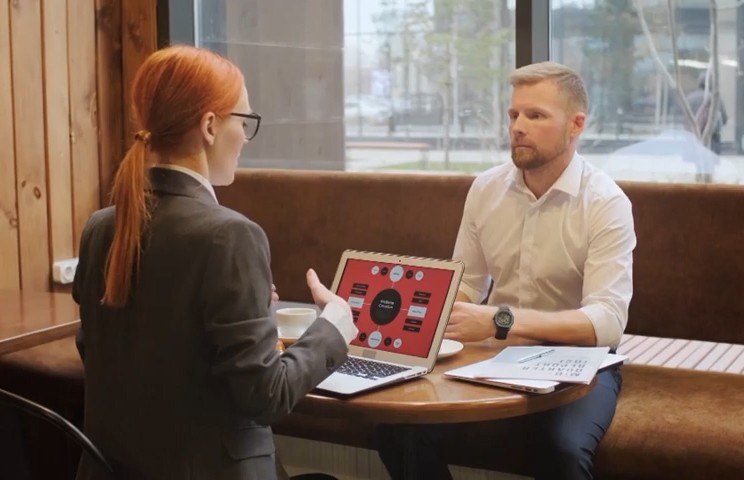 Психолог дал совет, как перестать зависеть от чужого мнения