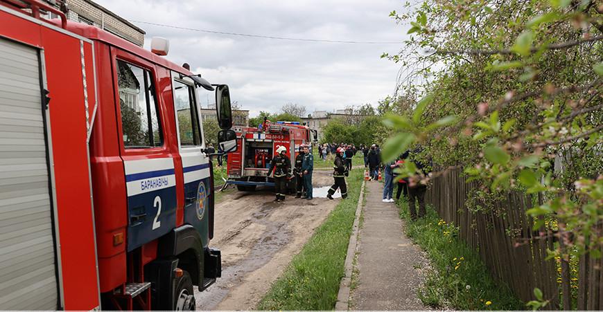 Александр Лукашенко выразил глубокие соболезнования семьям летчиков и держит на контроле расследование крушения самолета в Барановичах