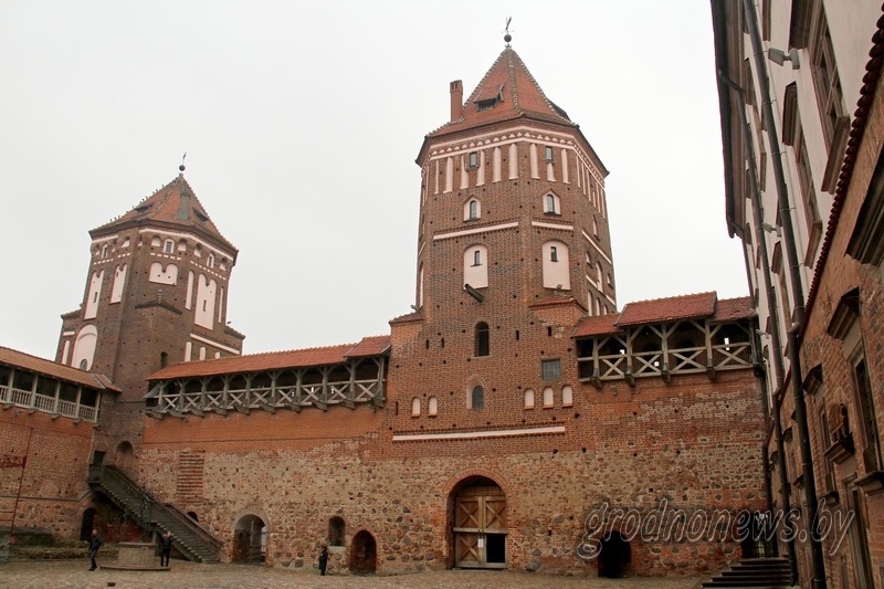 В Мирском замке предлагают велосипедные прогулки