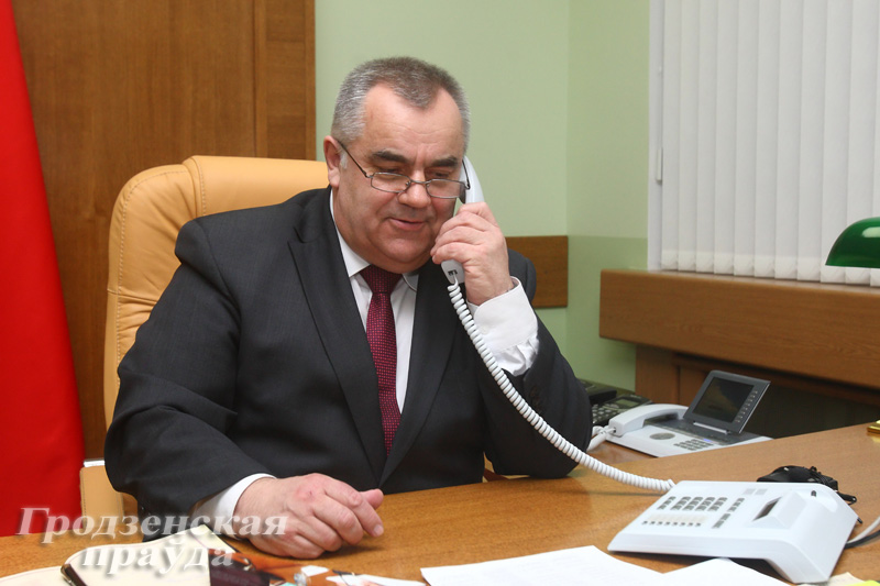 Заместитель председателя облисполкома Владимир Дешко провел прямую линию с жителями области