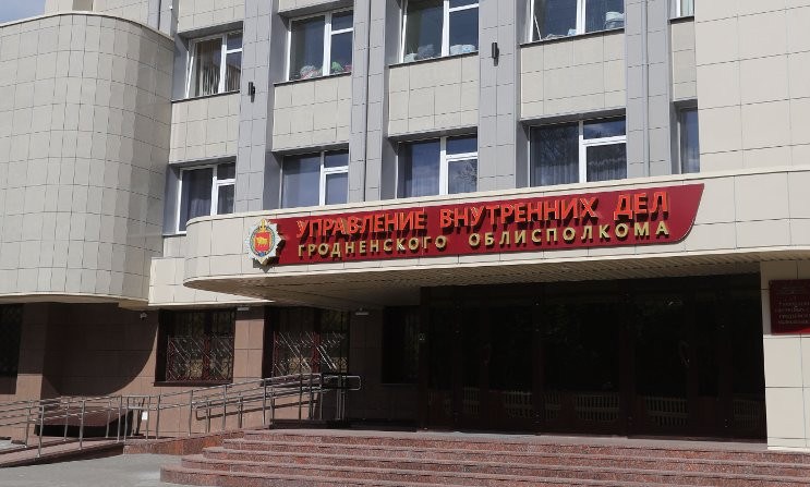 Приревновал бывшую жену. В Гродно пьяный мужчина избил двух человек деревянным бруском
