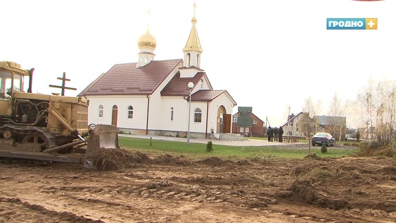 В Барановичах благоустраивают прилегающую к храму территорию (+видео)