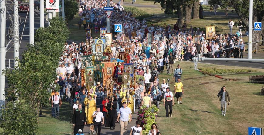 ФОТОФАКТ: Участники Всебелорусского крестного хода прошли торжественным соборным шествием по проспекту Победителей Минска