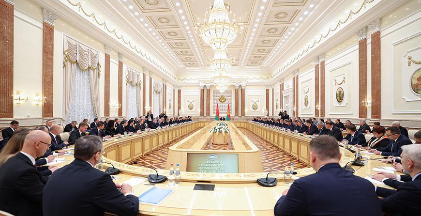 Тонкая настройка на внешнем контуре. Подробности совещания Александра Лукашенко с дипломатами