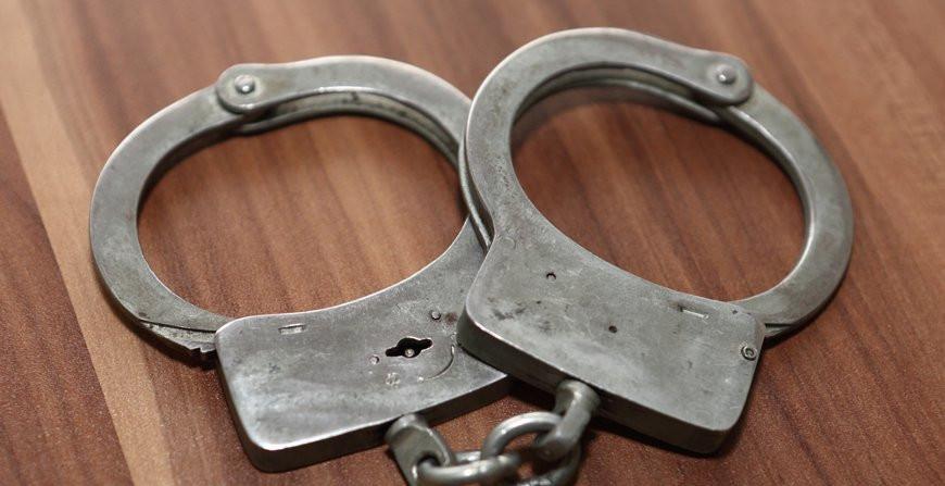В Дятлово мужчина ограбил местного жителя, после чего пьяный уснул на скамейке посреди города