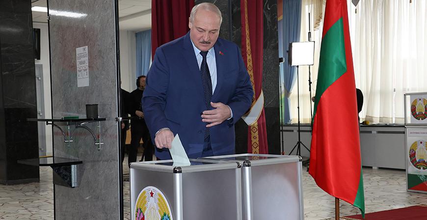 Александр Лукашенко проголосовал на референдуме по обновленной Конституции