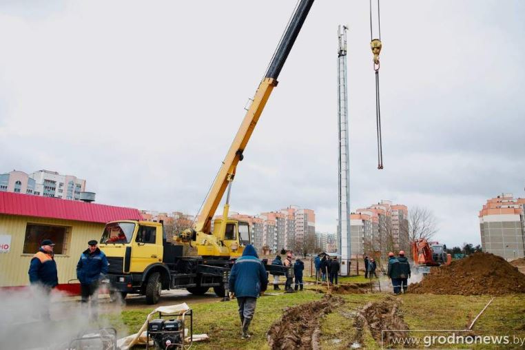 В Гродно в микрорайоне Вишневец продолжают устранять повреждения теплосети