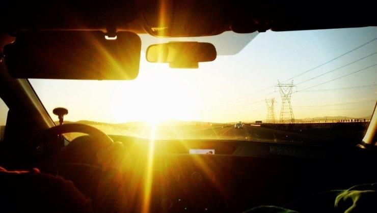 В Гродно водитель из-за палящего солнца врезался в бордюр и чуть не спровоцировал ДТП 