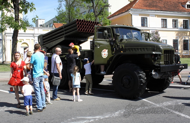 «Сани» и «Гвоздику» показали гродненцам на выставке военной техники