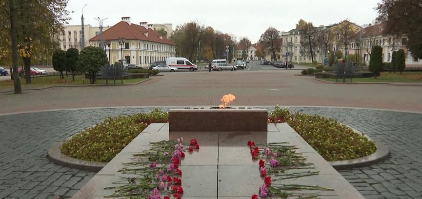 Подростки залили напитком Вечный огонь на братской могиле в Гродно