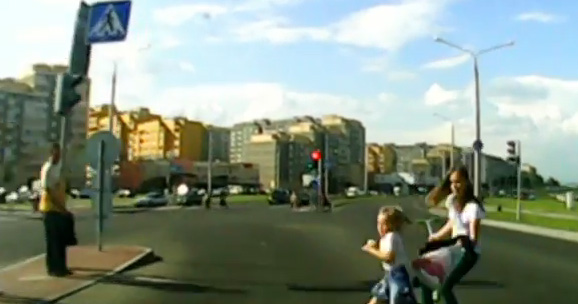 В Гродно под колеса «Пежо» попала 4-летняя девочка (Видео)