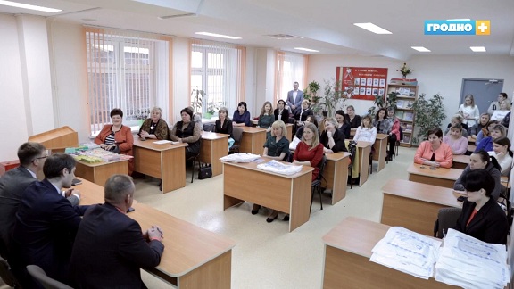 Депутаты округов микрорайона Вишневец встретились с жителями, поздравили с Днем семьи и рассказали о проделанной работе
