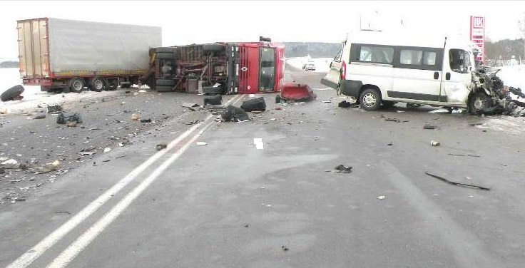 Микроавтобус столкнулся с фурой в Ошмянском районе (ФОТО)