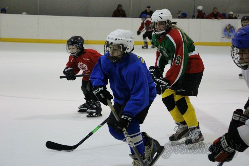 Гродненские школьники сразились… в хоккейном «дутике»