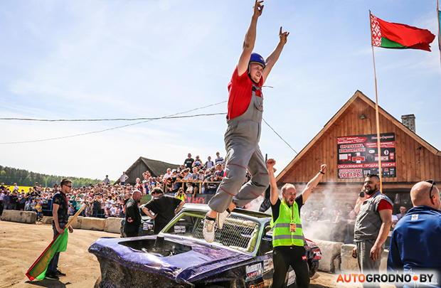 В Островце прошли первые в истории региона автобои 