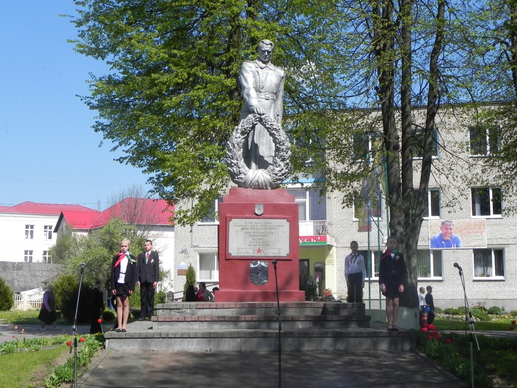 памятник батыреву в центре Желудка (1).JPG