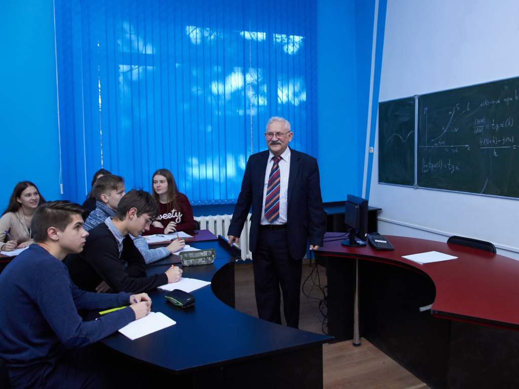 Профессор, доктор физико-математических наук И.П. Мартынов со студентами.jpg