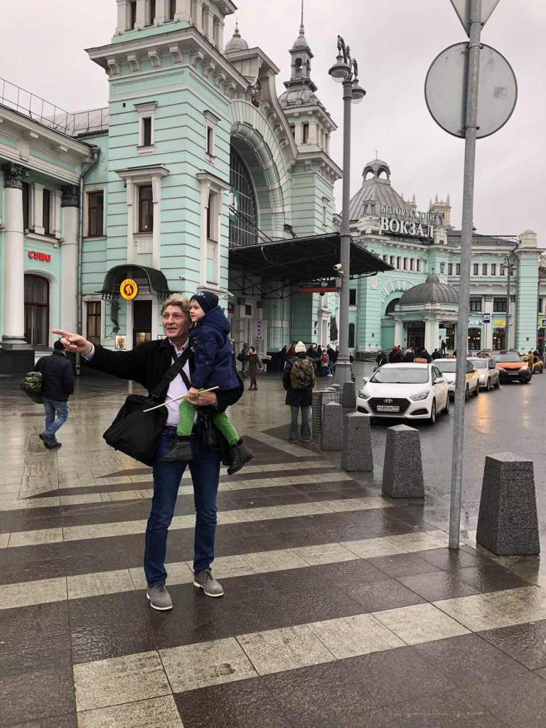 илья барило с дедушкой в москве.jpg