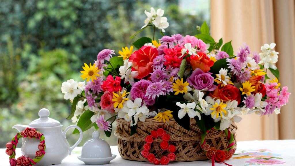 rozy_hrizantemy_cvety_stol_korzina_shikarno_bozhestvenno_27560_2560x1440.jpg