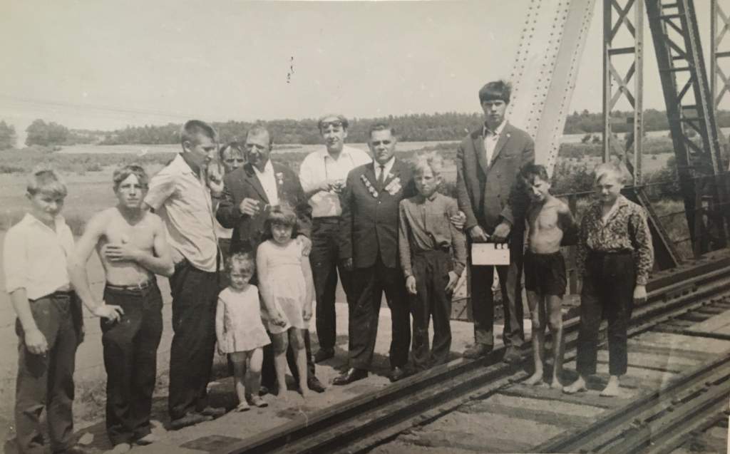 Встреча С.И. Болгарина с местным населением на мосту у реки Дитва, 1969 г..JPG