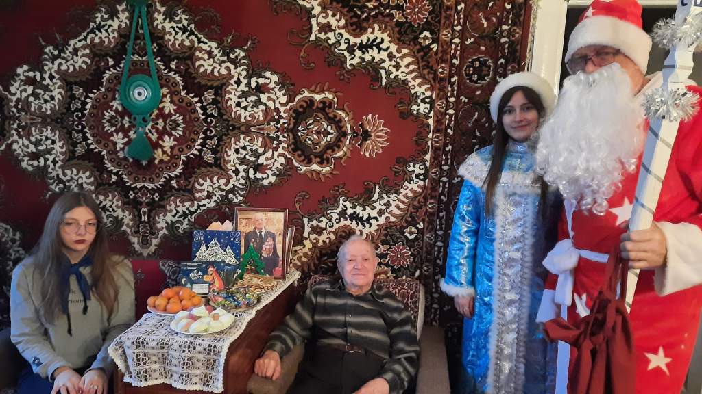 3 Волонтеры Волковысского районного движения «Территория добра» и ветеран ВОВ Аркадий Андреевич Савчук.jpg