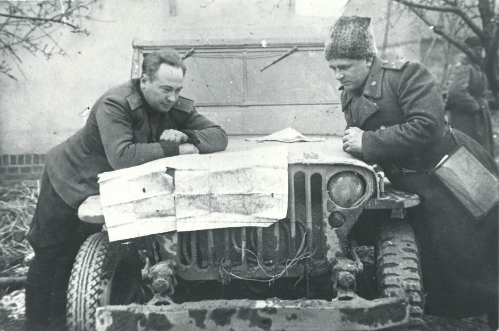 Коновалов В.А.за картой военных действий..jpg