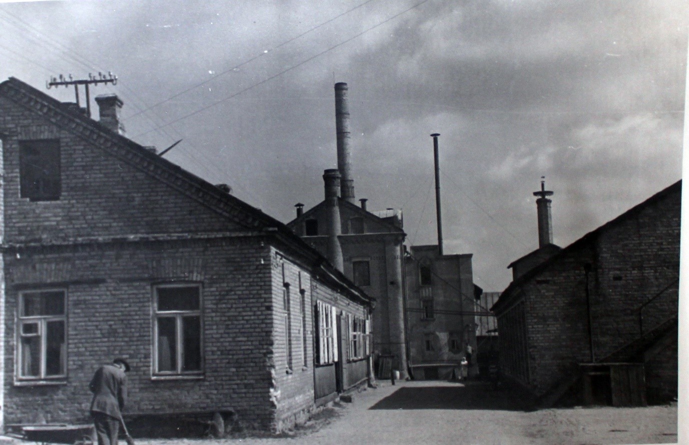 На территории Лидского пивзавода. 1958 год.jpg