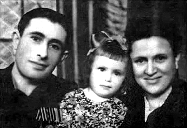 Sofiya-Grojsman-s-roditelyami.jpg