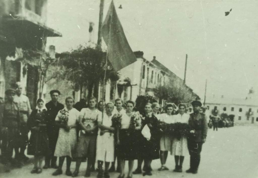 жители Слонима встречают воинов-освободителей.jpg