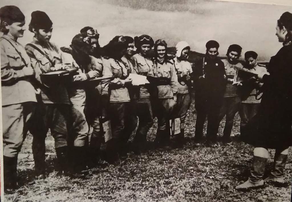 Инструктаж летчицам перед вылетам на боевое задание.jpg