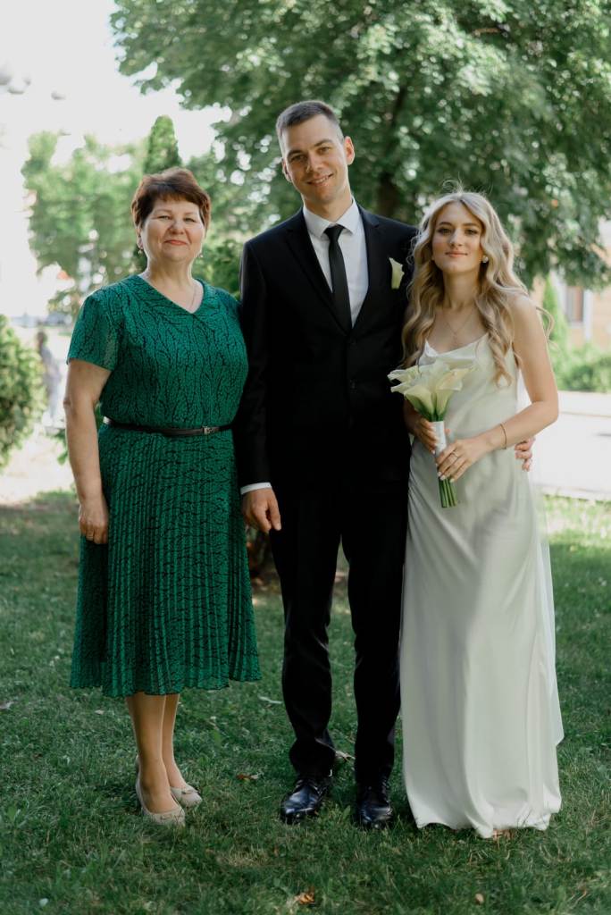 Мария с племянником и его молодой супругой.jpg