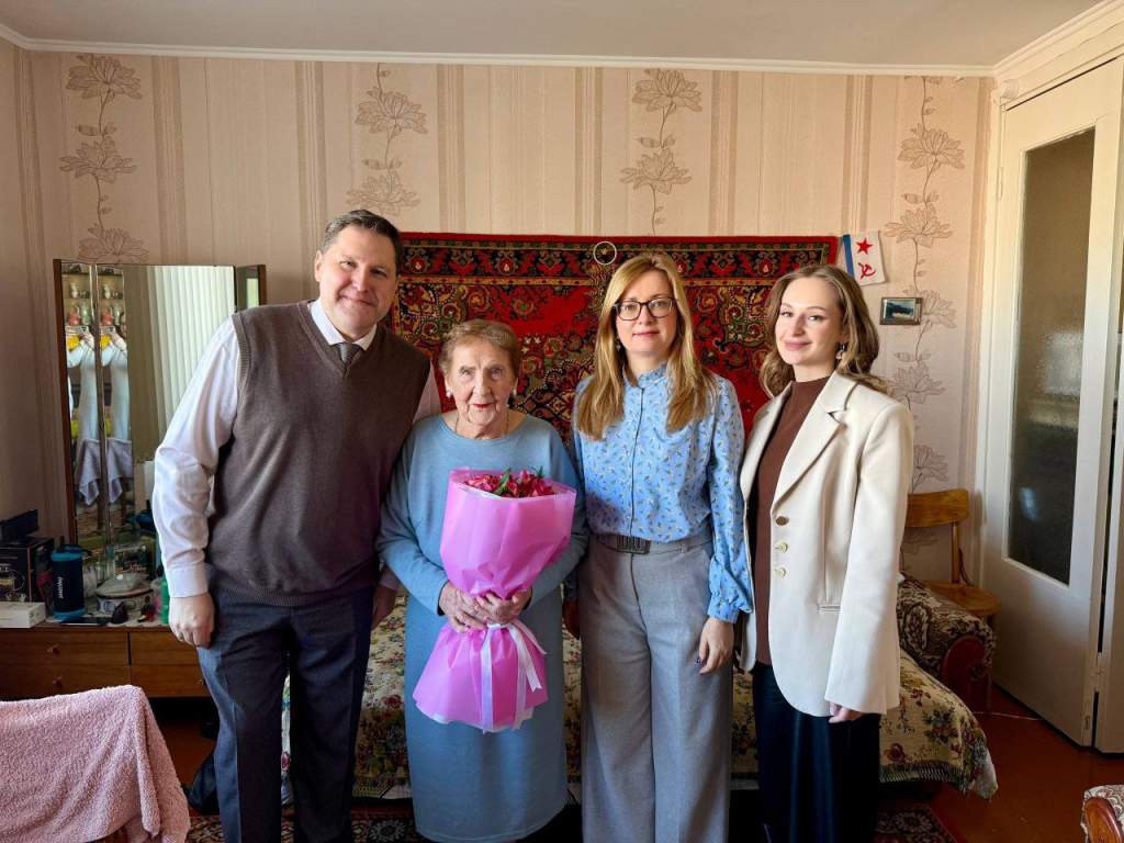 поздравили блокадницу.jpg