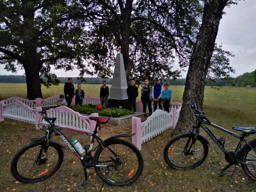 у обелиска урочище липники.jpg